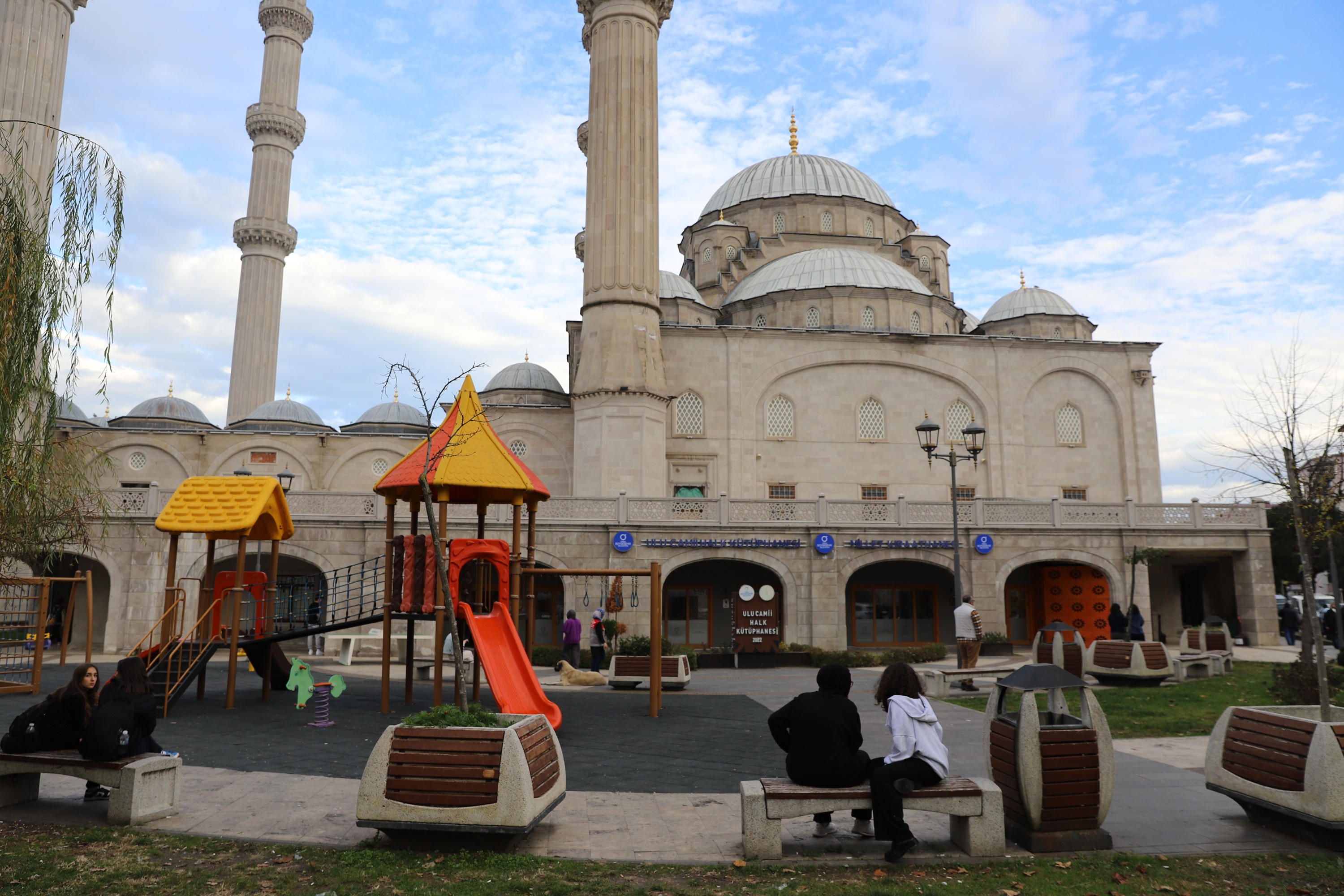 Ulu Camii Halk Kütüphanesi, 78 bin 525 kişiye kitap okuma ve ders çalışma imkanı sundu