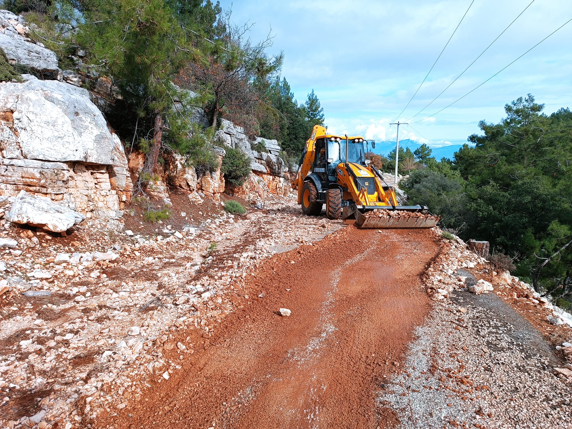 Finike’de taş ve mıcırla kaplanan yol temizlendi