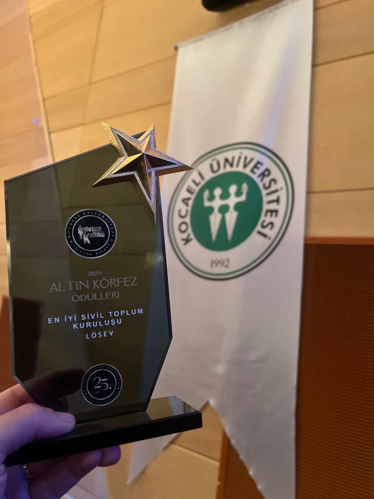 LÖSEV’e “En İyi Sivil Toplum Kuruluşu” ödülü