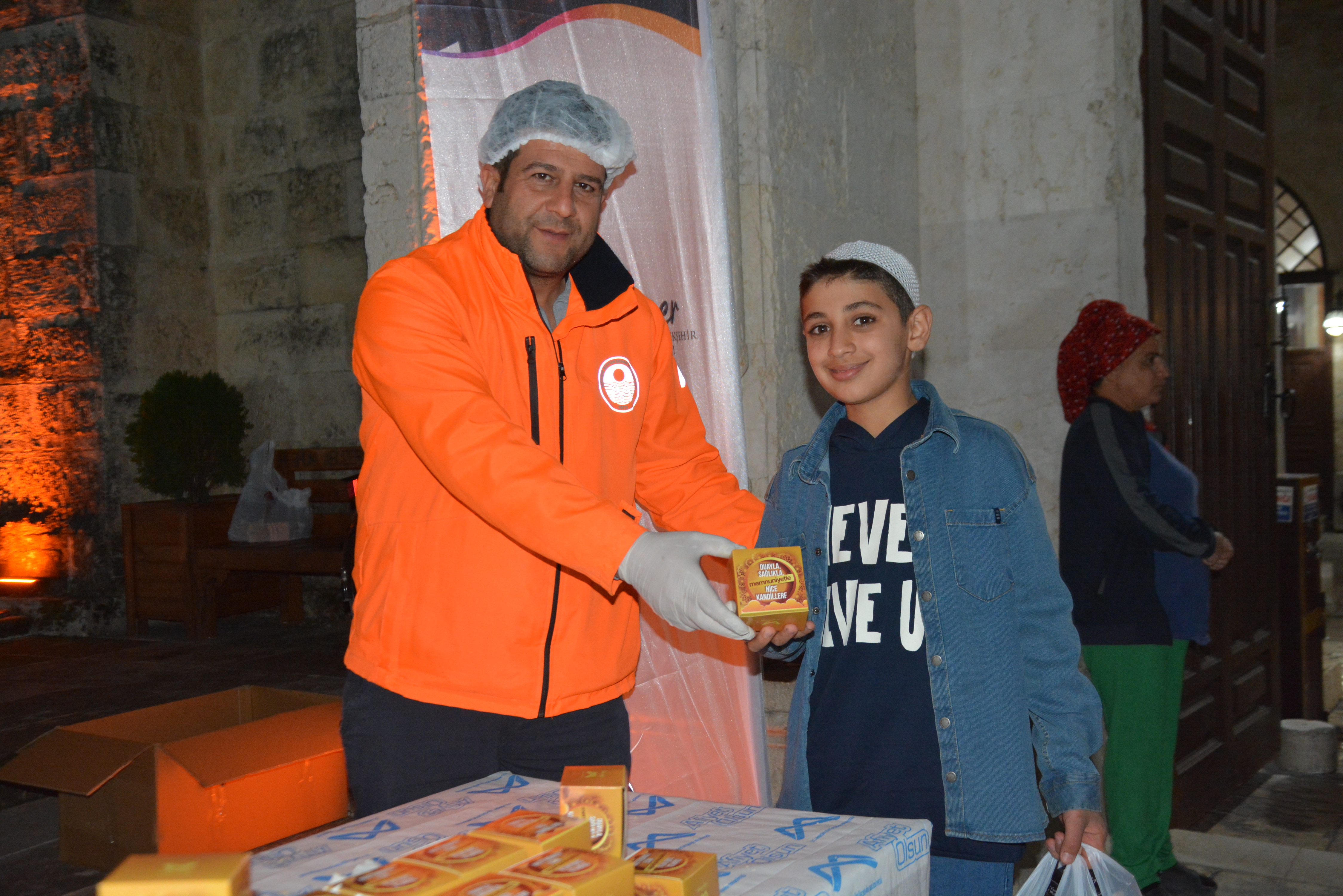 Mersin’de 15 bin kandil simidi dağıtıldı