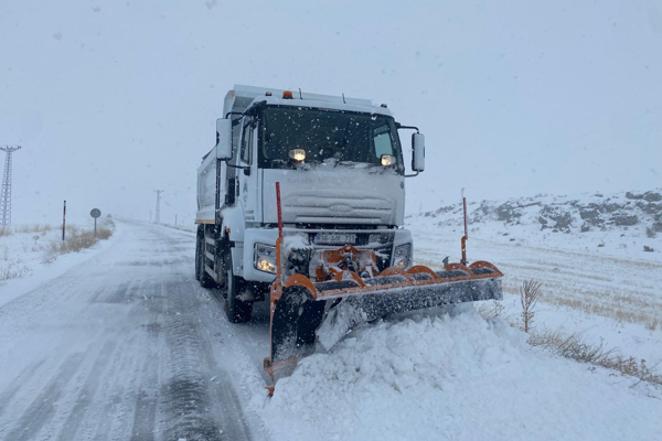 Kayseri’de yoğun kar yağışı sonrası 286 mahalle yolu ulaşıma açıldı
