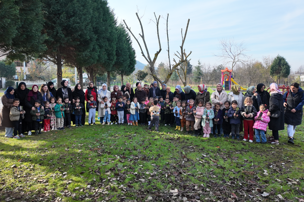 Sapanca’daki minik eller fidanlarını toprakla buluşturdu