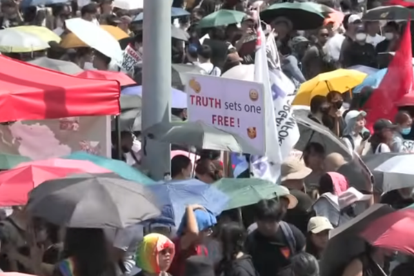 Filipinler’de gençlerin öfkesi büyüyor: Yüz binlerce kişi sokaklarda