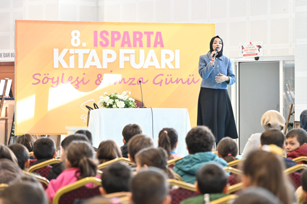 Yazar İşcan, Isparta Kitap Fuarında okuyucuylarıyla buluştu