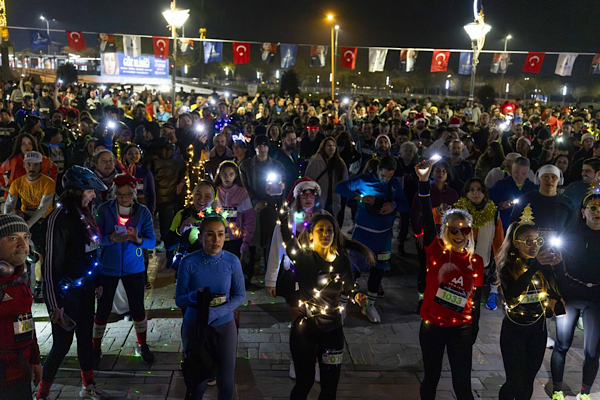 İzmir’de ”En Uzun Gece Koşusu” gerçekleştirildi