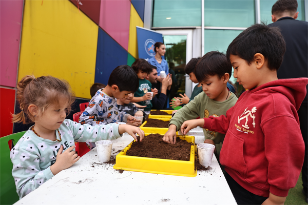 Çocuklar “Bir Saksı Bir Umut” projesiyle toprakla buluştu