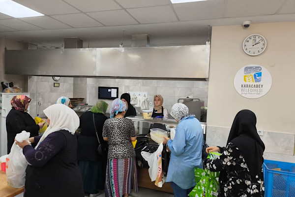 Karacabey’de Aşevi ve Sevgi Mağazası ihtiyaç sahiplerine hizmet veriyor