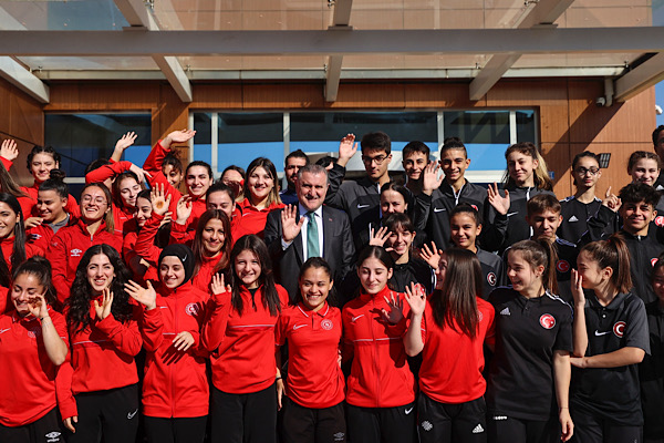 Bak: Bakanlık olarak sporcularımızın yollarını açma gayretiyle çalışacağız