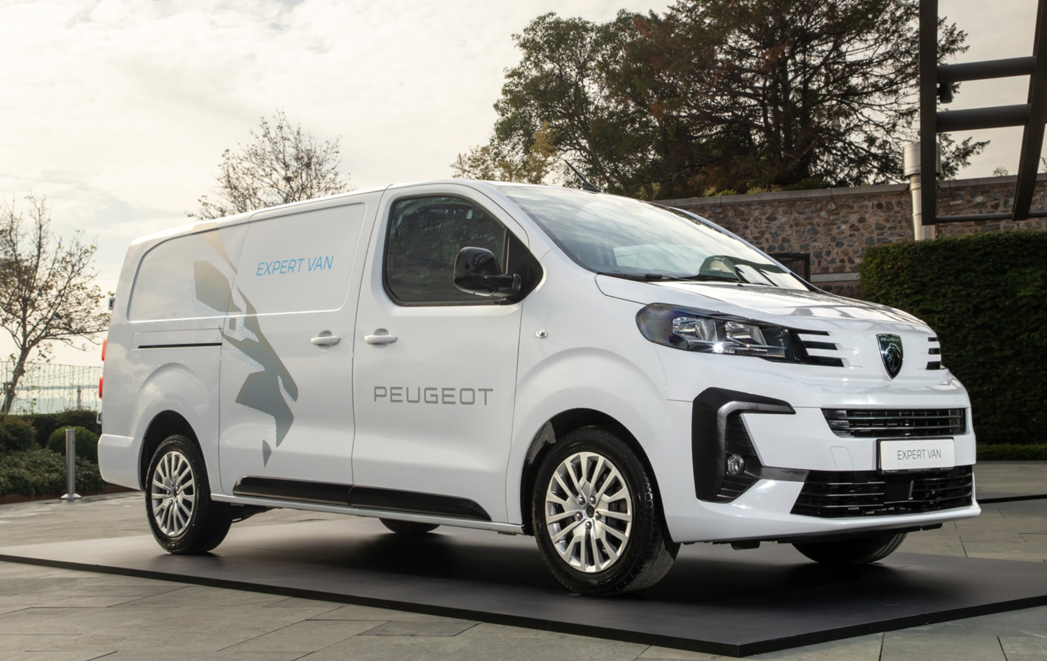 PEUGEOT Global CEO’su Favey, Tofaş Fabrikası’nda yerli Expert Traveller’ı inceledi