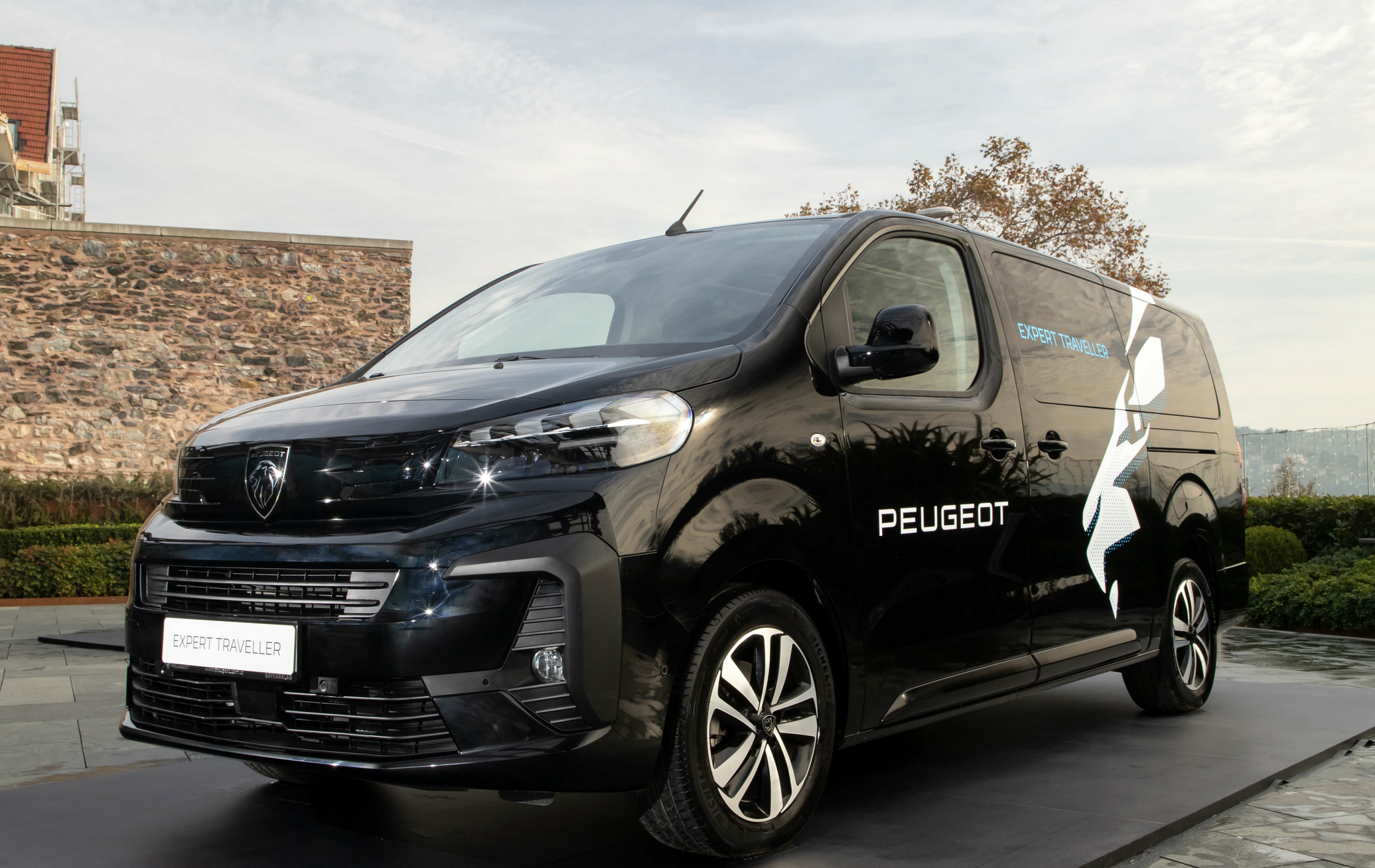 PEUGEOT Global CEO’su Favey, Tofaş Fabrikası’nda yerli Expert Traveller’ı inceledi