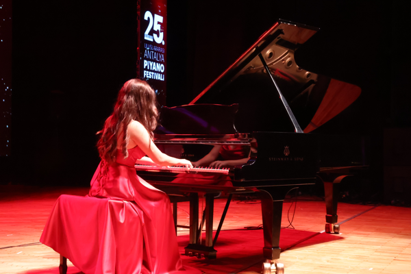 Uluslararası Antalya Piyano Festivali’nde genç yetenekler sahne aldı