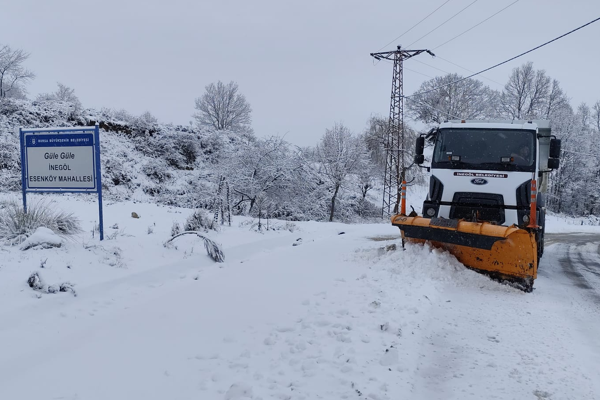 İnegöl’de karla mücadele çalışmaları sürüyor