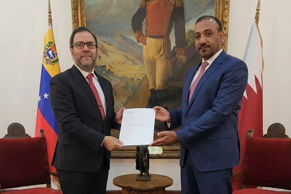 Venezuela Dışişleri Bakanı, Katar Büyükelçisi’nin yetki belgesini teslim aldı