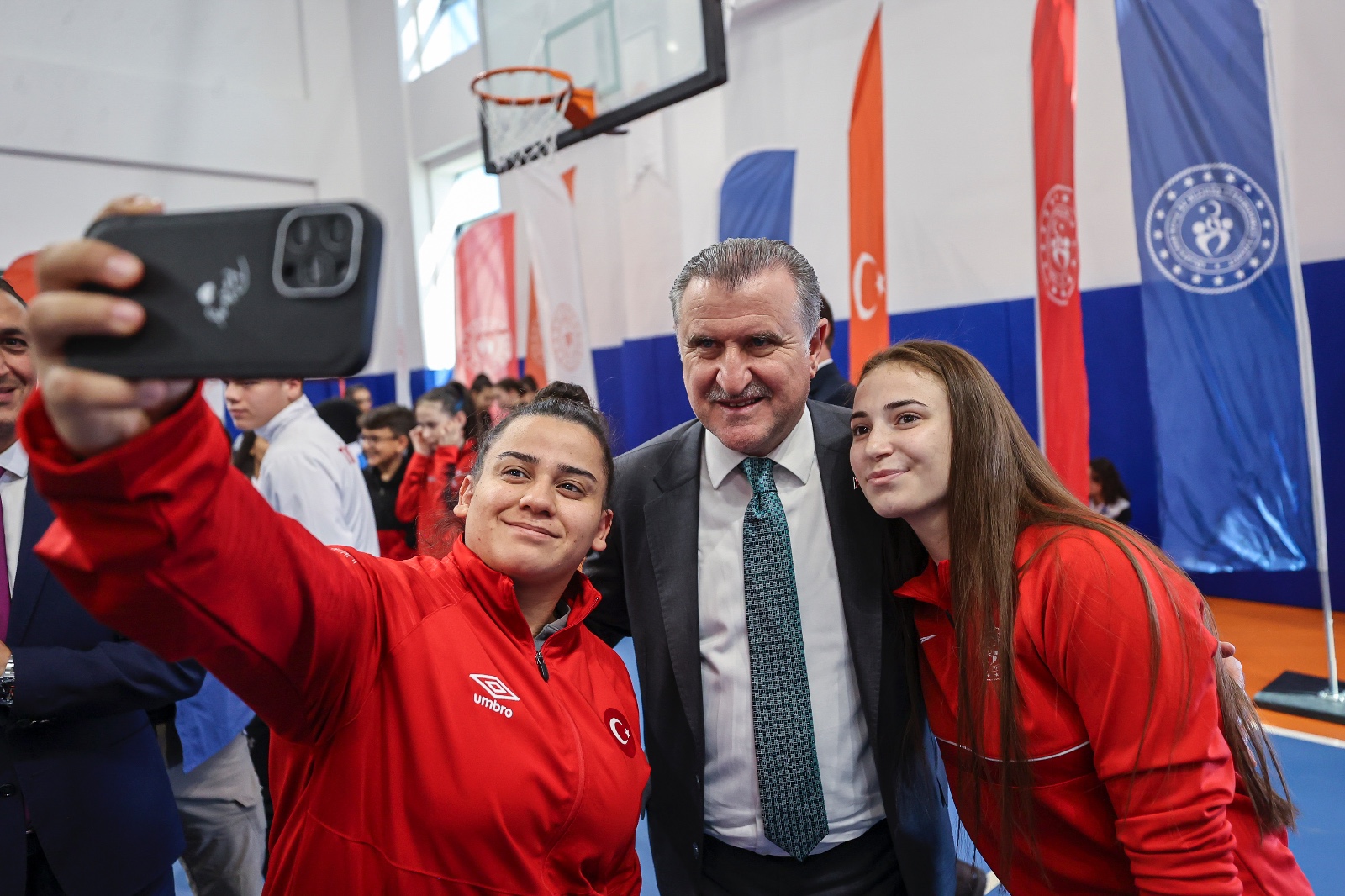 Bakan Bak: Milli sporcularımızı gönülden kutluyorum