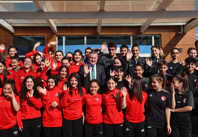 Bakan Bak: Milli sporcularımızı gönülden kutluyorum