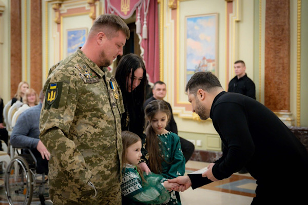 Zelenski, şehit yakınlarına konut sertifikası verdi