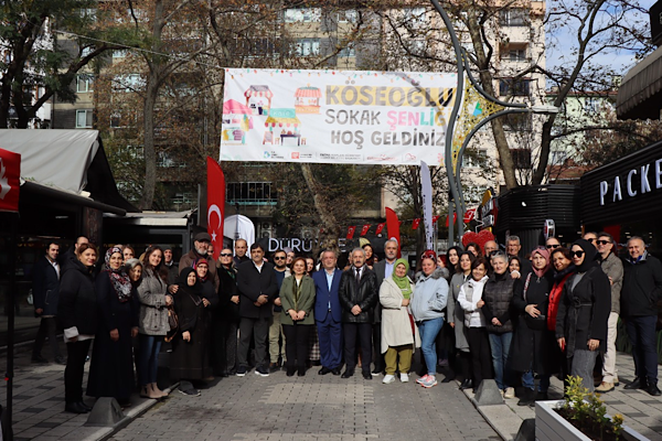 İzmit’te yılbaşı coşkusu Köseoğlu Sokak Şenliği ile başladı