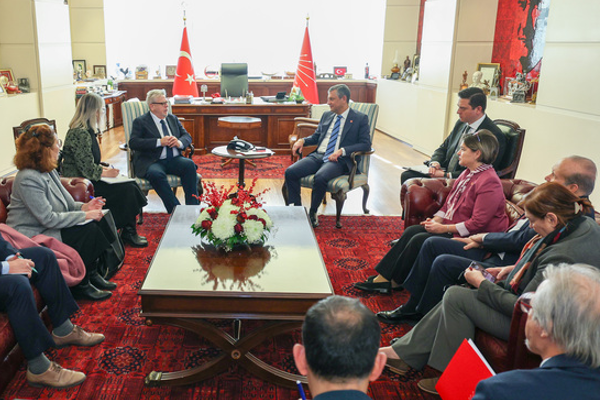 Özel, Avrupa Parlamentosu Türkiye Raportörü Amor ile görüştü