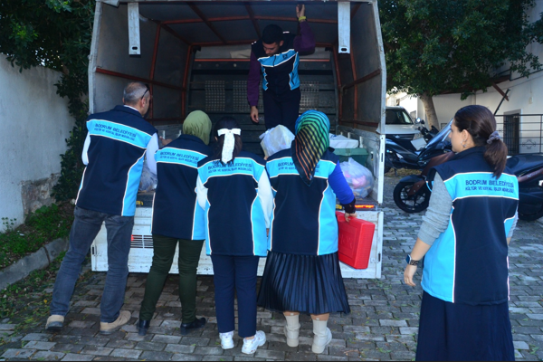 Bodrum’da yeni yıl öncesi çocuklara oyuncak dağıtıldı