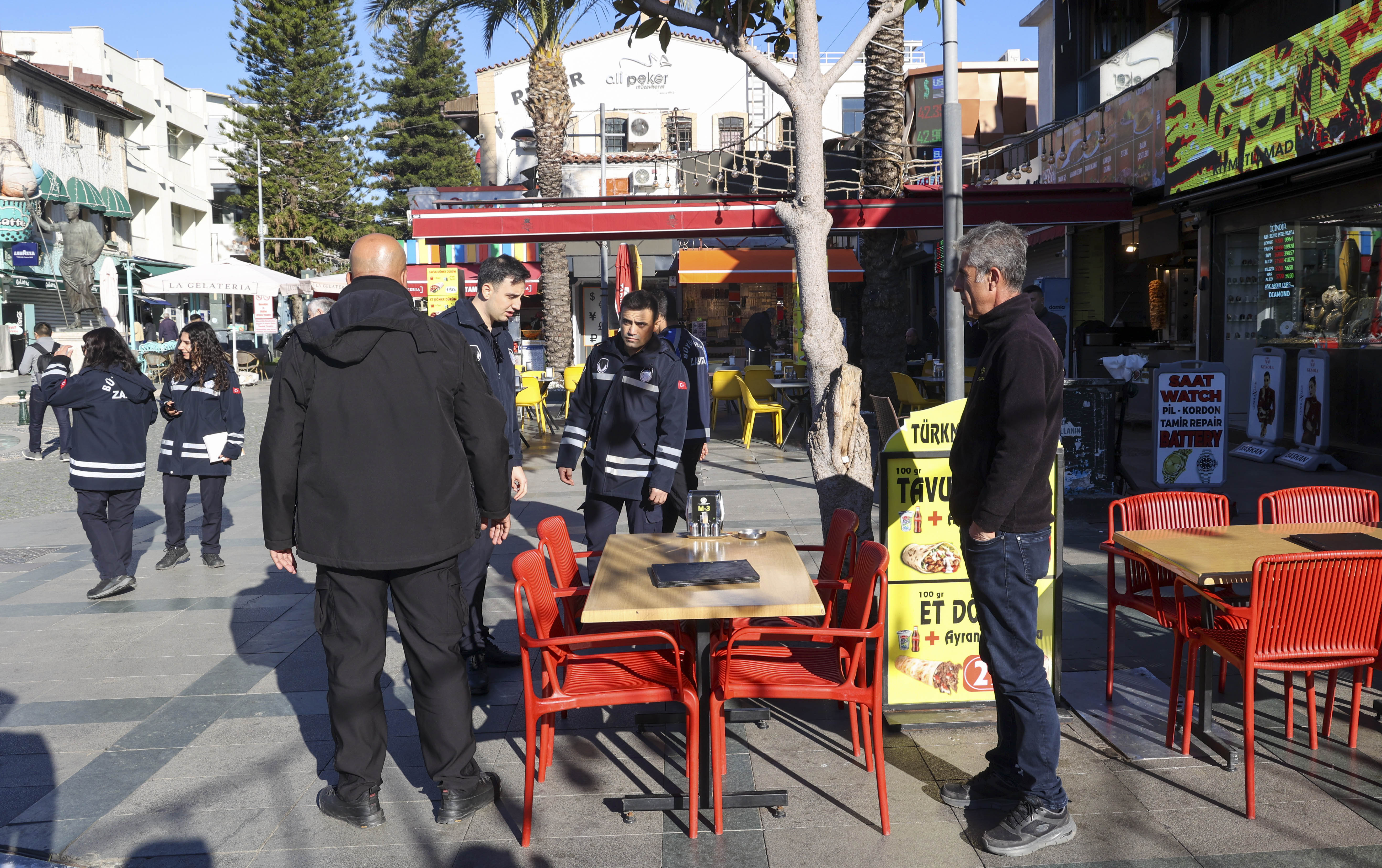 Antalya’da zabıtadan kaldırım işgallerine denetim
