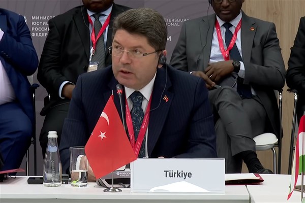 Tunç: Genç hukukçularımıza cübbelerini teslim ettik