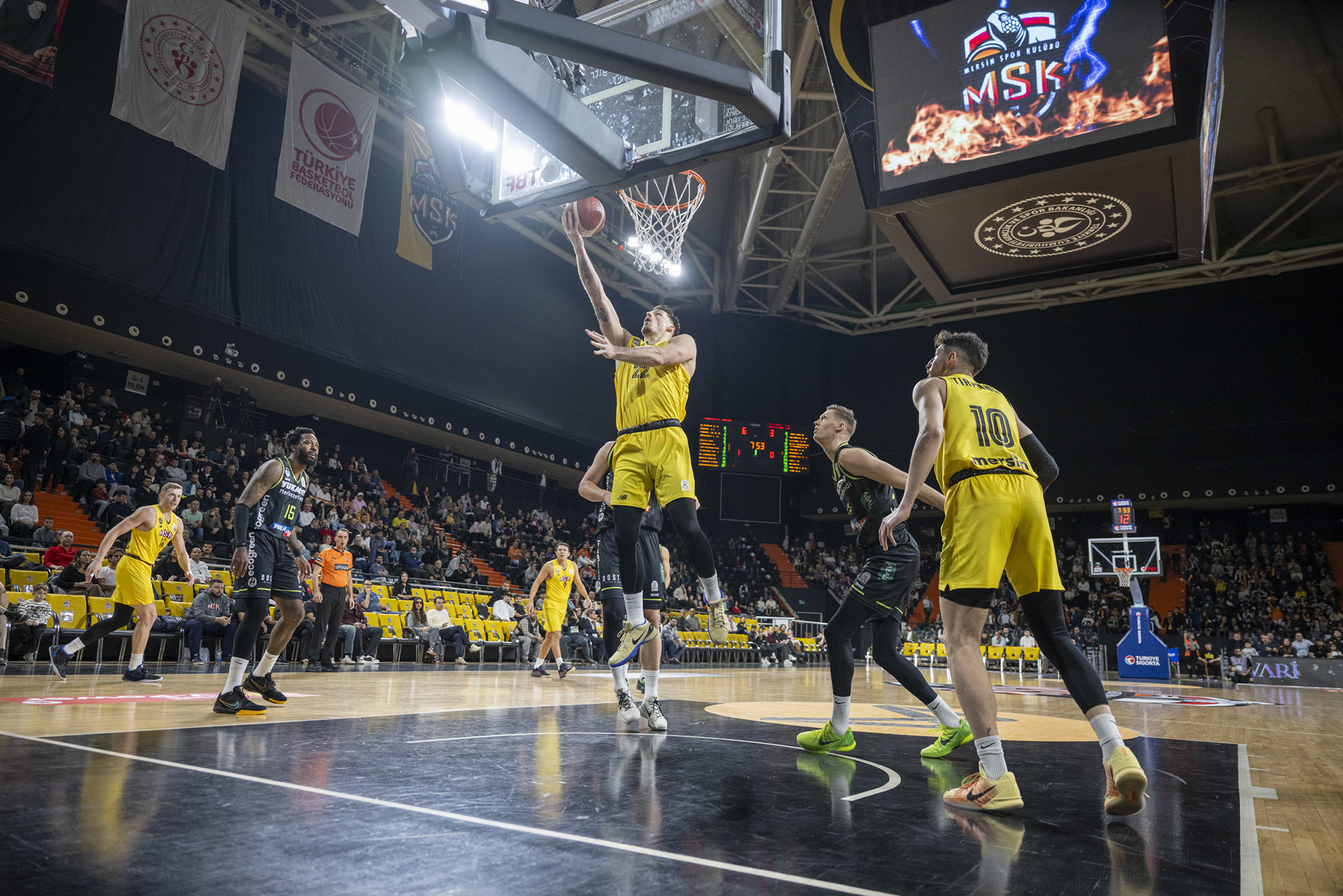 Başkan Seçer, MSK Basketbol Takımının maçını izledi