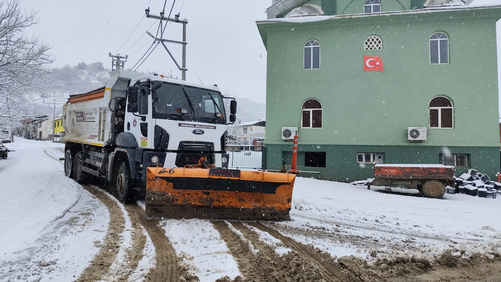 İnegöl’de karla mücadele çalışmaları sürüyor