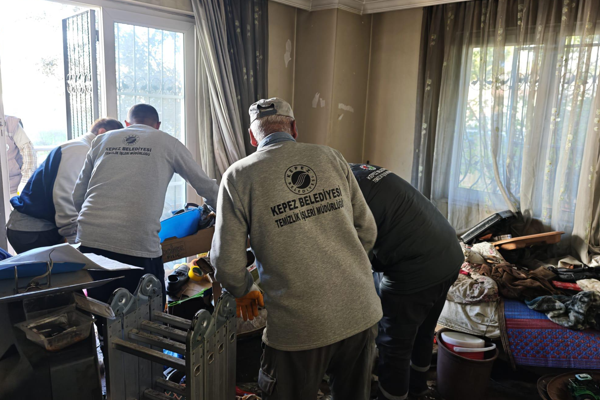 Kepez’de evden 1 kamyon çöp çıkarıldı