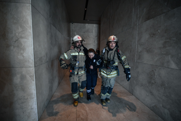 İzmir İtfaiyesinden 47 katlı binada tatbikat