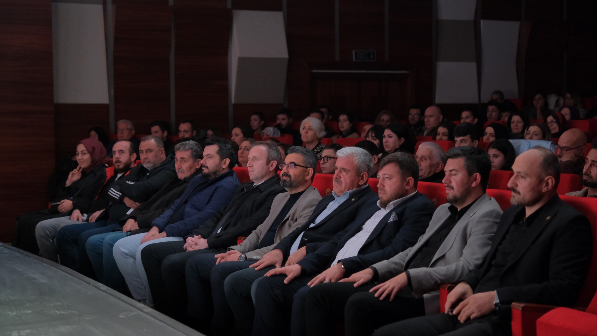 İnegöl’de “Kadın Sığınağı” oyunu sahnelendi