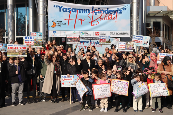 İzmit’te Dünya Engelliler Günü’nde kortej ve etkinlikler düzenlendi