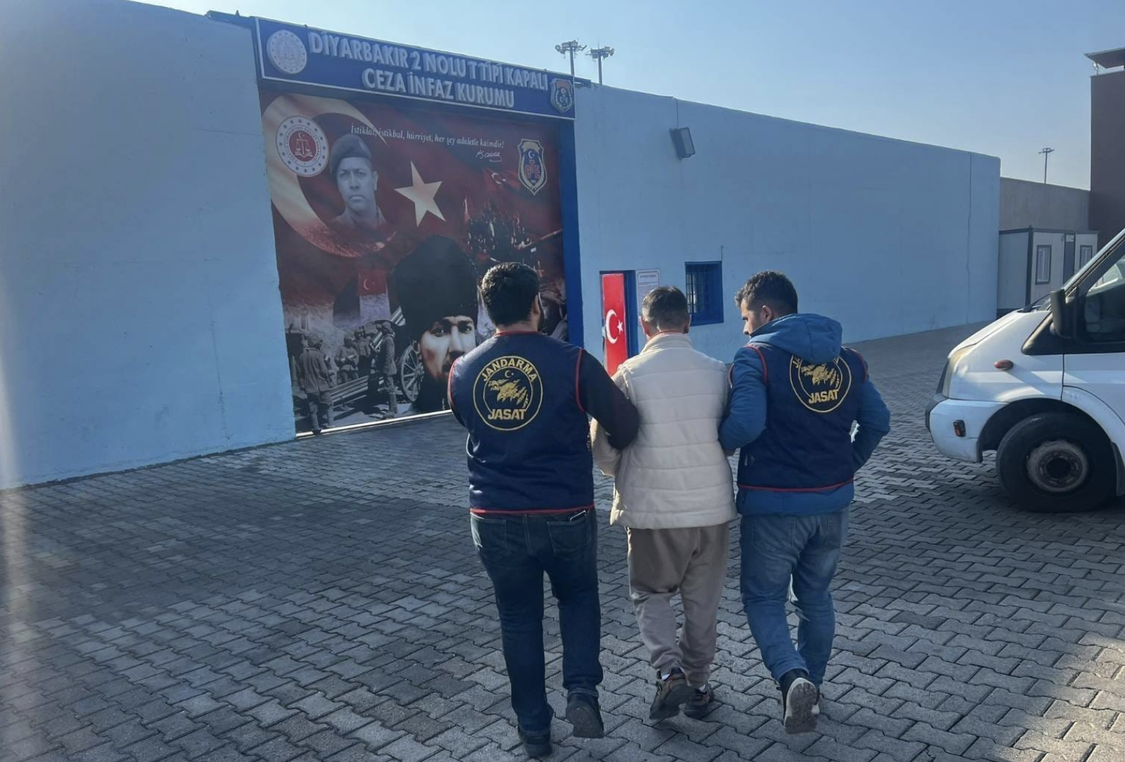 Diyarbakır’da kaçakçılık, uyuşturucu ve aranan şahıslara yönelik operasyonlar