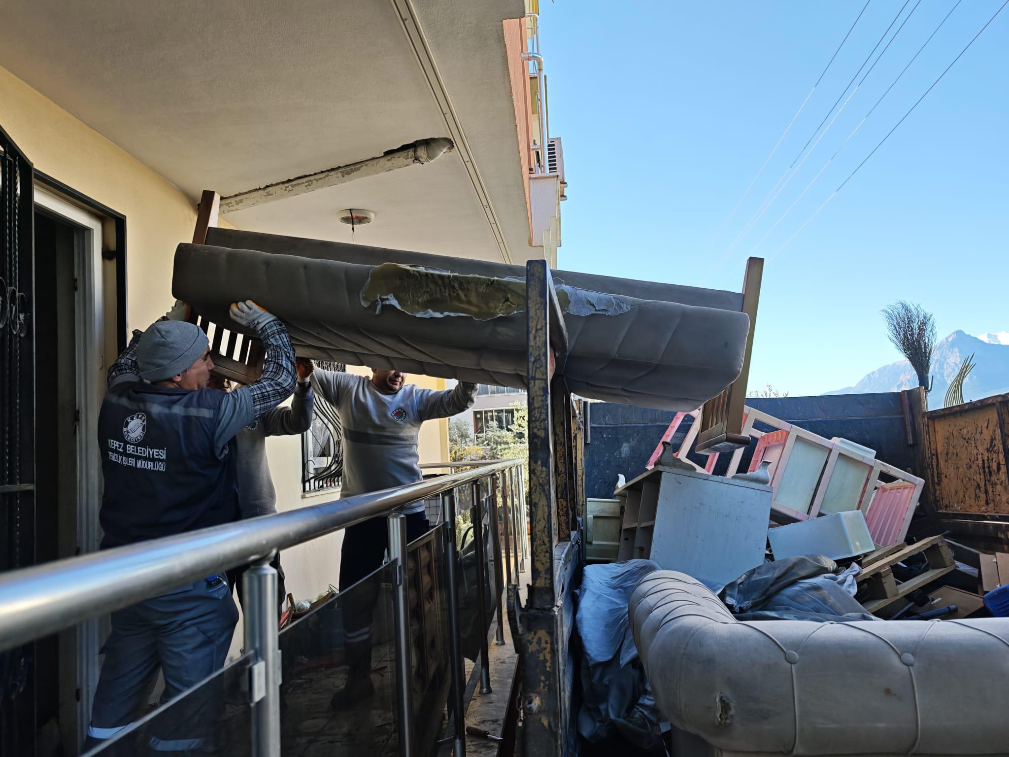 Kepez’de evden 1 kamyon çöp çıkarıldı