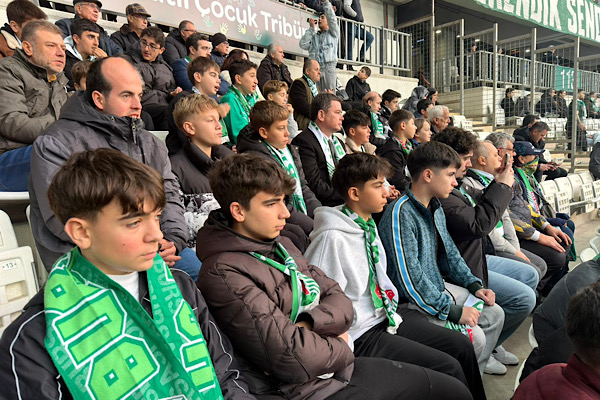 Osmangazi’de çocuklar Bursaspor maçını tribünden izledi