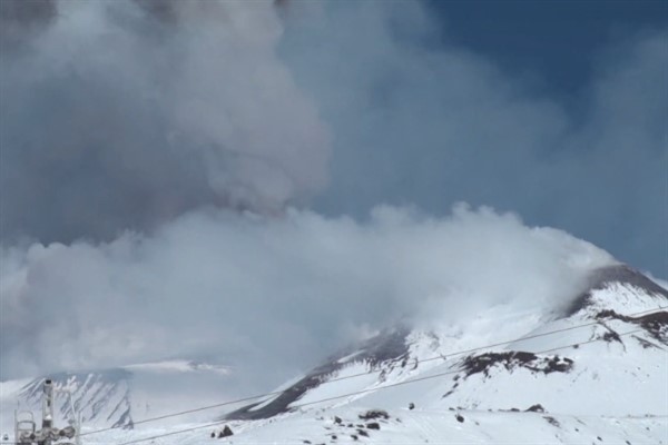 Etna Dağı’nın kuzeydoğu krateri, patlamasıyla Sicilya’nın kış gökyüzünü aydınlattı