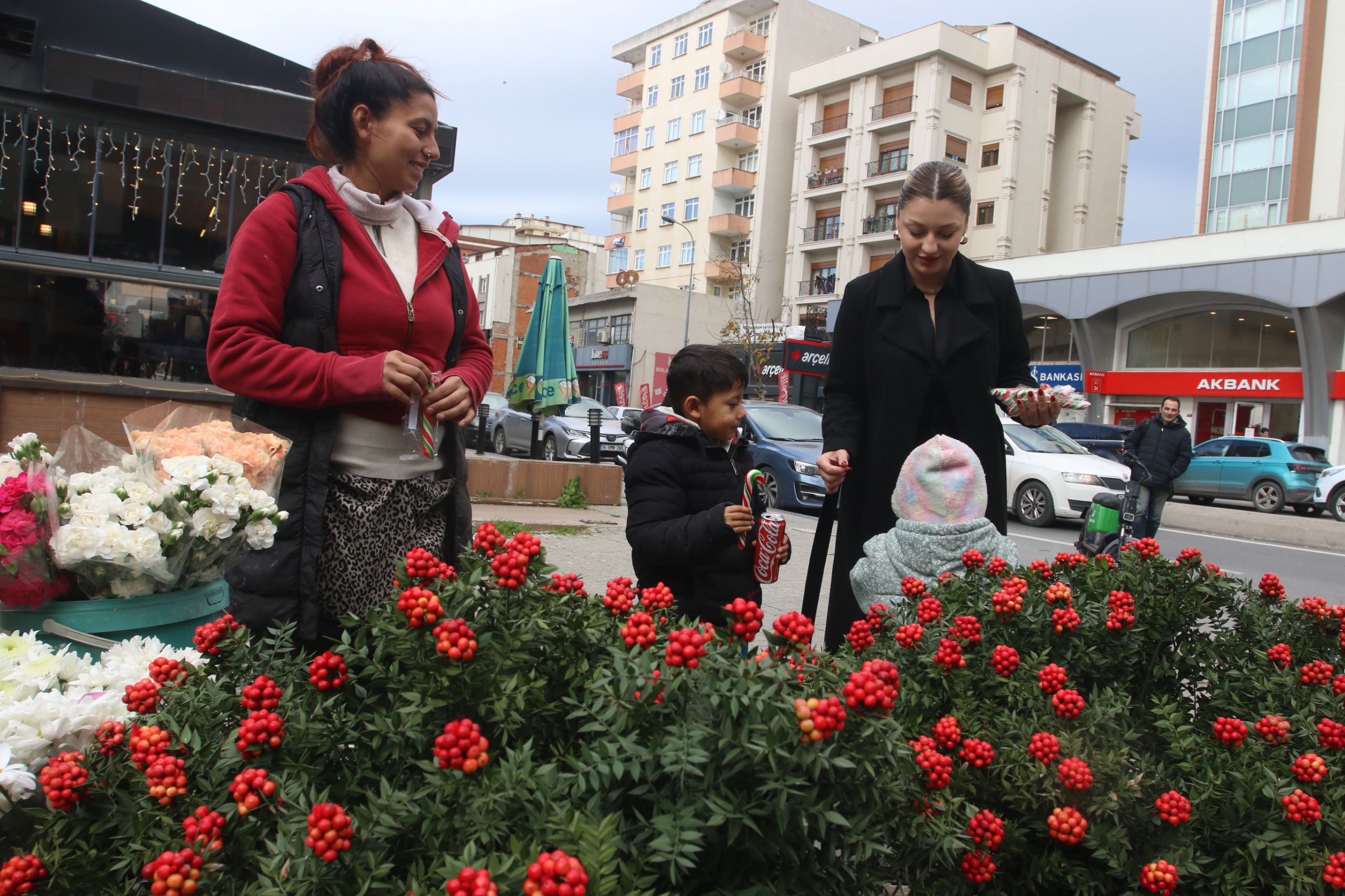 Kartal’da yeni yıla özel yılbaşı şapkası ve şeker dağıtıldı