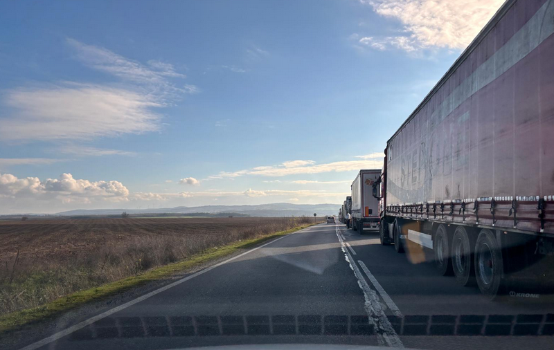 Hamzabeyli’de Türkiye ve Bulgaristan tarafında kilometrelerce TIR kuyruğu