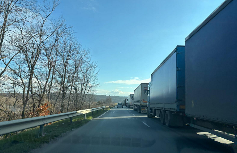 Hamzabeyli’de Türkiye ve Bulgaristan tarafında kilometrelerce TIR kuyruğu