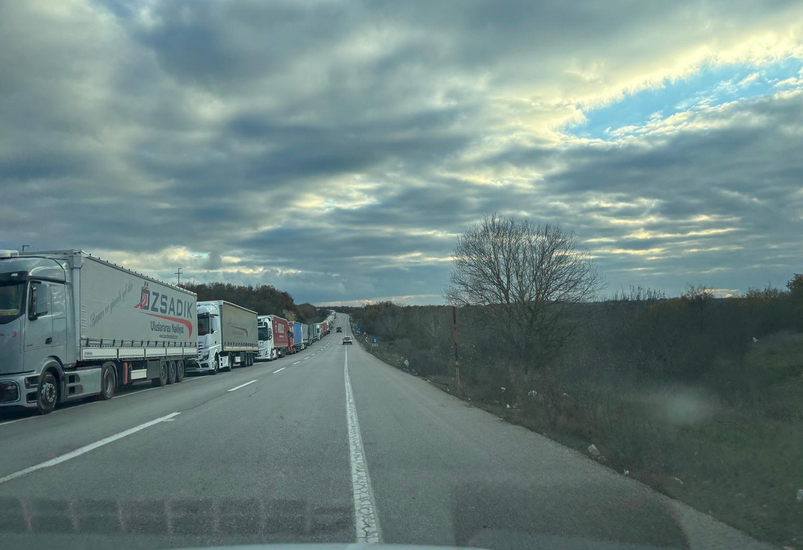 Hamzabeyli’de Türkiye ve Bulgaristan tarafında kilometrelerce TIR kuyruğu