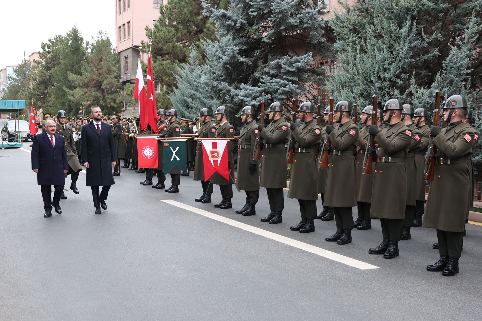Bakan Güler, Polonyalı mevkidaşını askeri törenle karşıladı