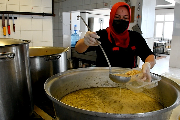 İznik’te ihtiyaç sahiplerine sıcak yemek desteği sürüyor