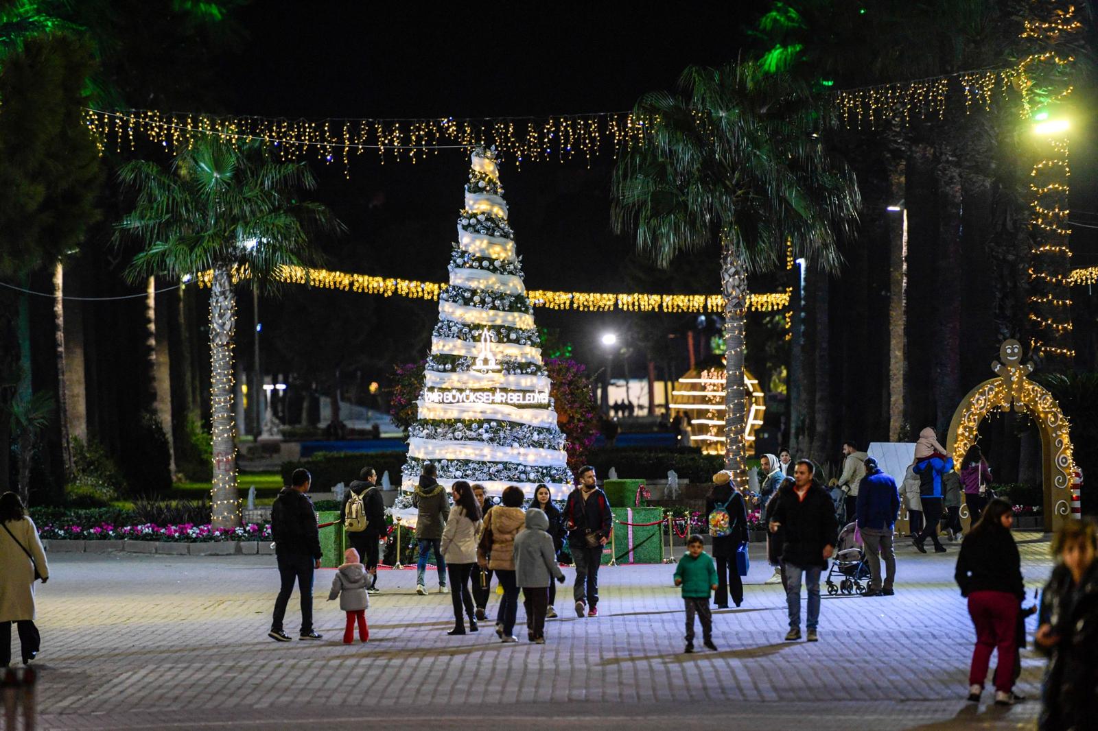 İzmir, yeni yıl öncesi ışıklarla süslendi