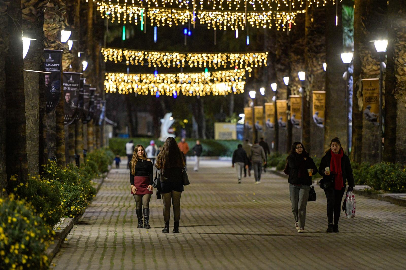İzmir, yeni yıl öncesi ışıklarla süslendi