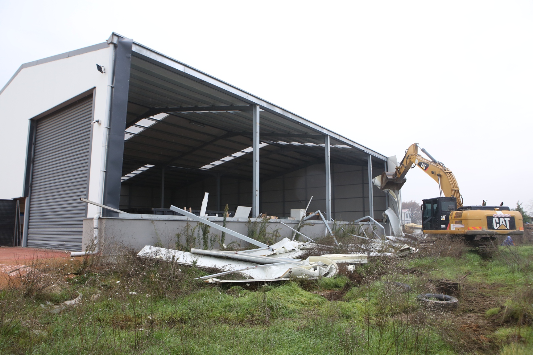 Nilüfer’de iki kaçak yapı yıkıldı