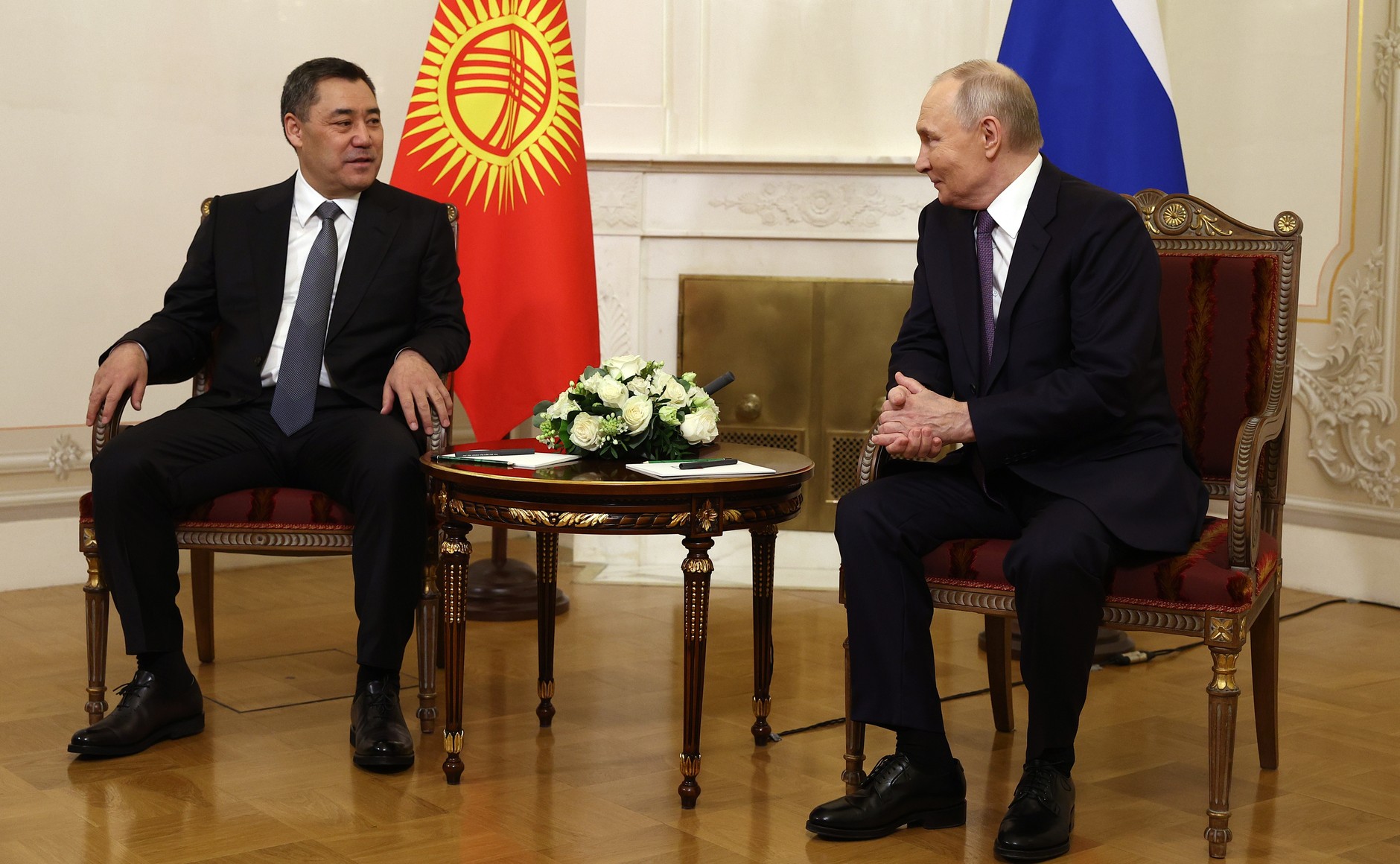 Putin, Kırgızistan Cumhurbaşkanı Caparov ile bir araya geldi