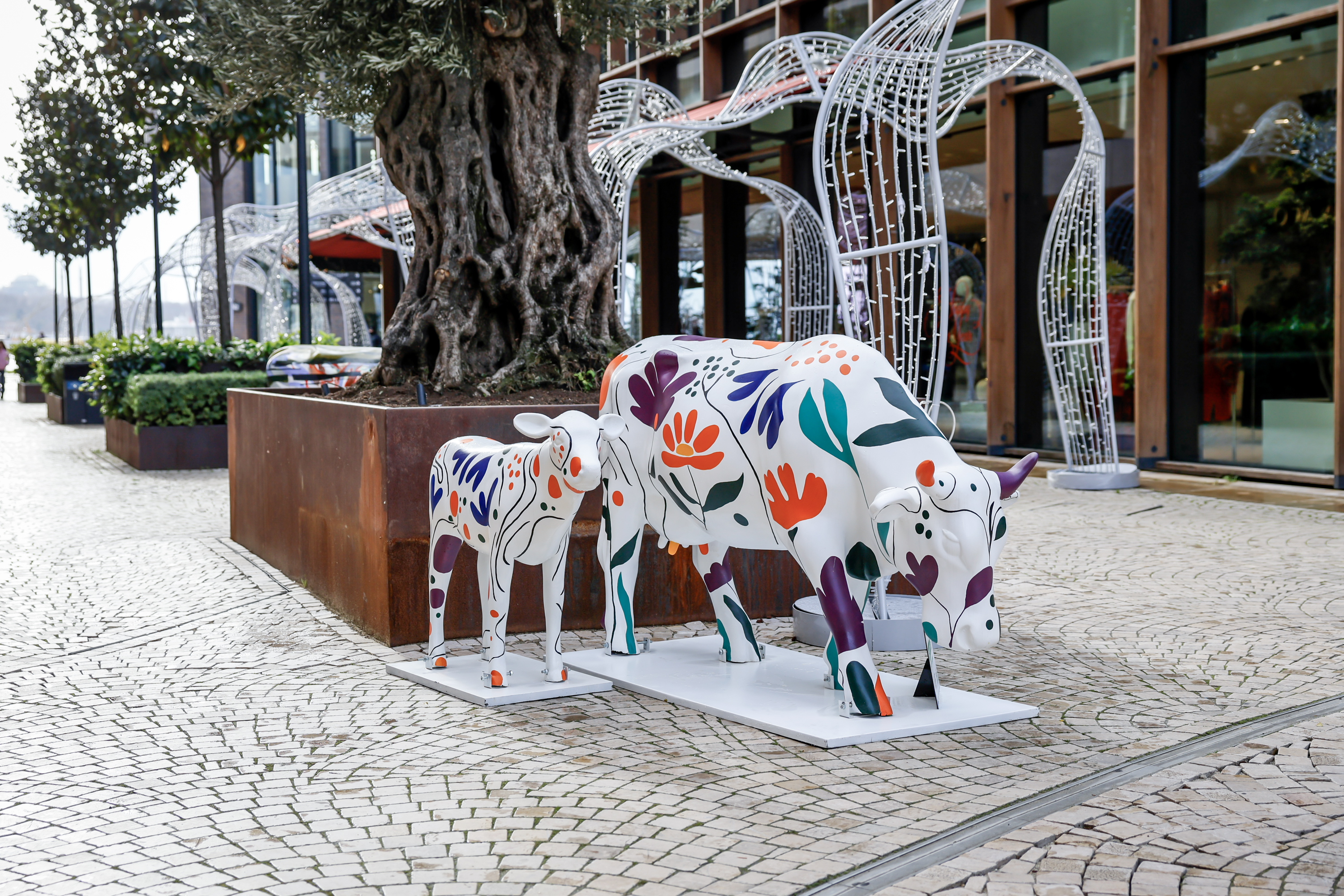 Sütaş’ın mutlu inekleri, sanatçıların tasarımları ile şehre geldi