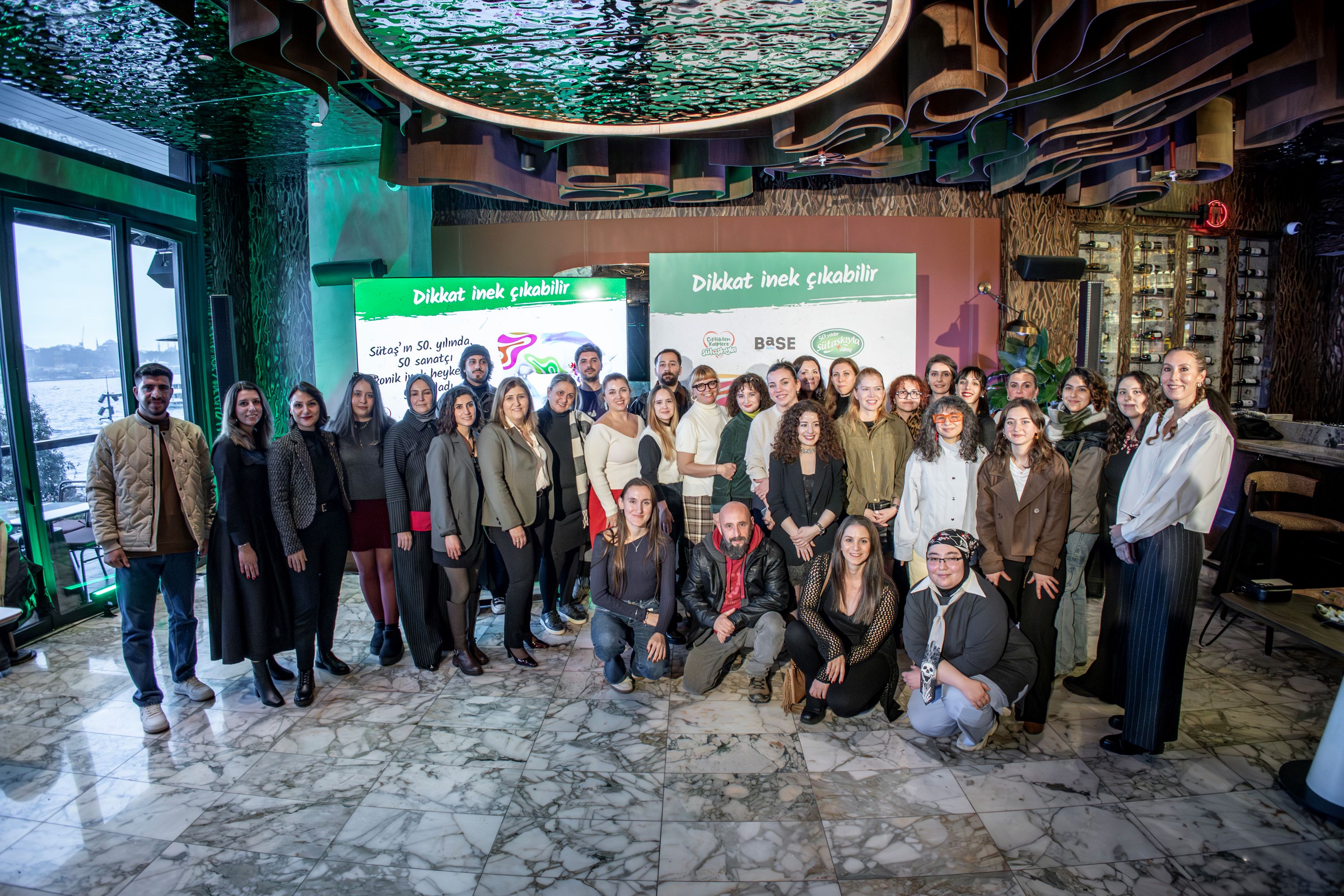 Sütaş’ın mutlu inekleri, sanatçıların tasarımları ile şehre geldi