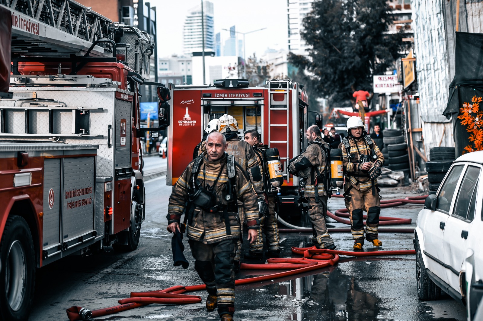İzmir’de 7 katlı iş hanında yangın