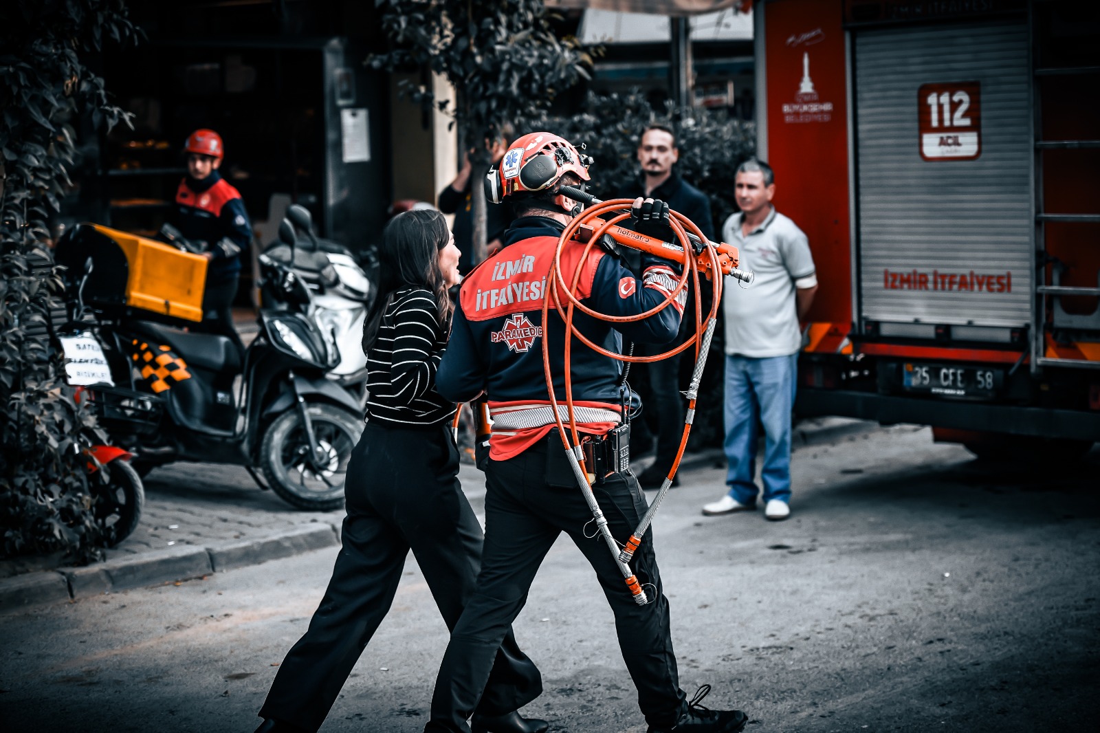 İzmir’de 7 katlı iş hanında yangın