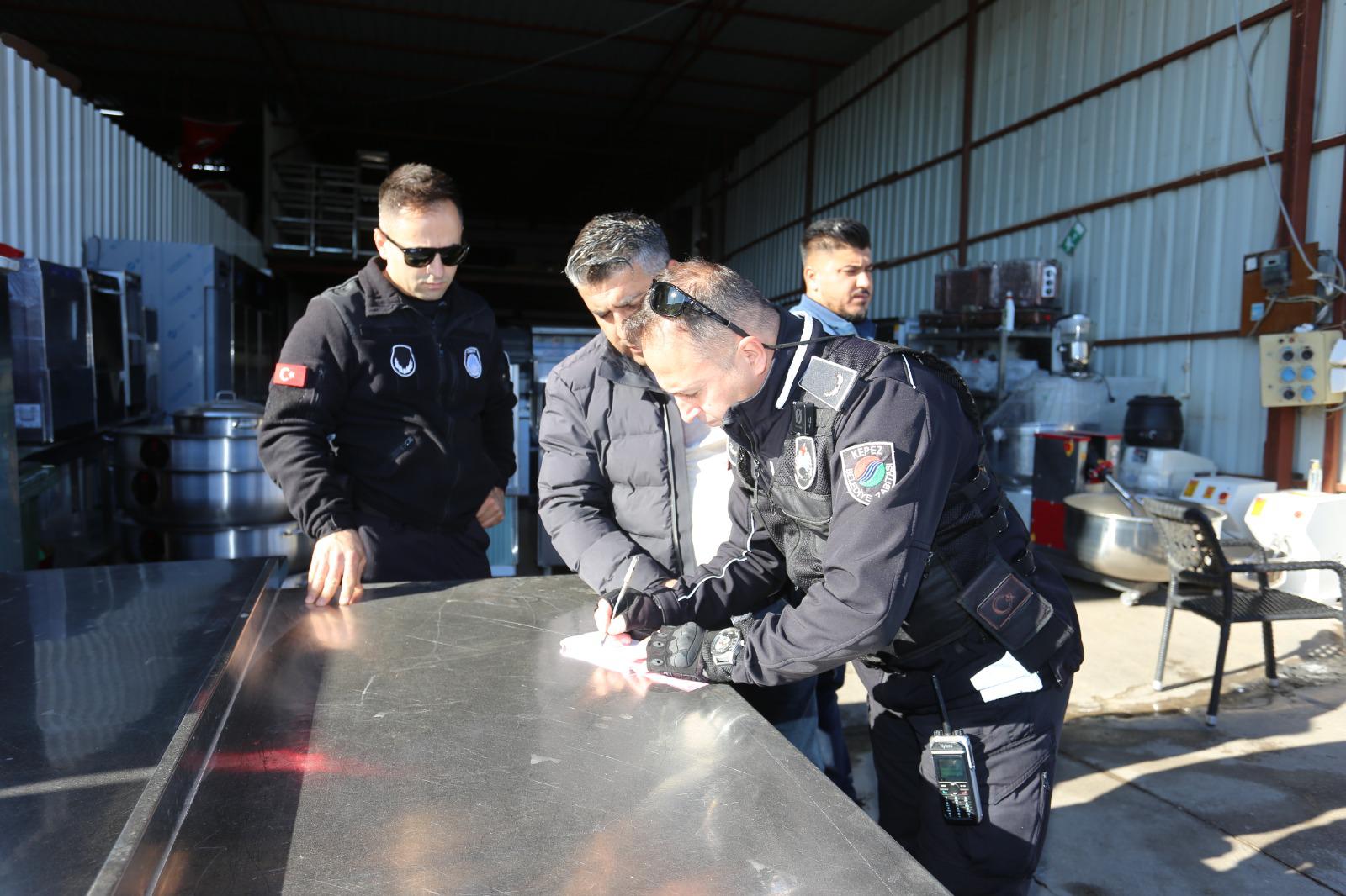 Kepez’de zabıta ekiplerinden Hurdacılar Sitesi’ne denetim